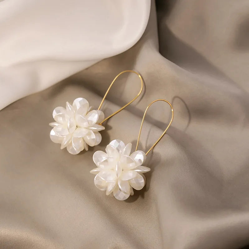 2PC gold super fairy petal tassel imitation shell earrings, fashionable temperament, light luxury, niche design, ear accessories