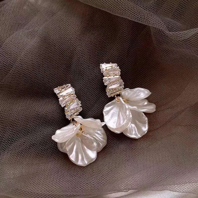 2PC gold super fairy petal tassel imitation shell earrings, fashionable temperament, light luxury, niche design, ear accessories