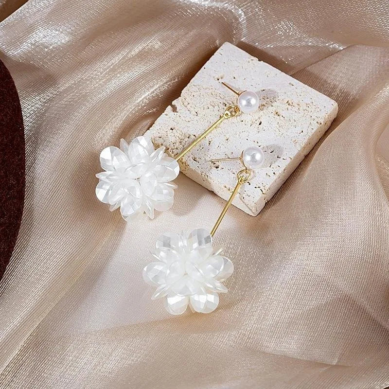 2PC gold super fairy petal tassel imitation shell earrings, fashionable temperament, light luxury, niche design, ear accessories