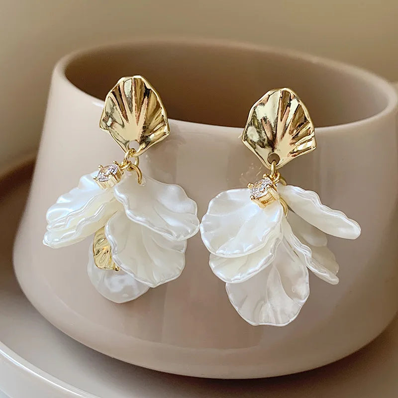 2PC gold super fairy petal tassel imitation shell earrings, fashionable temperament, light luxury, niche design, ear accessories
