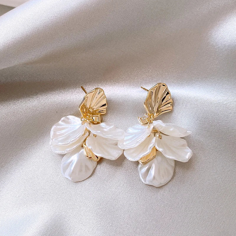 2PC gold super fairy petal tassel imitation shell earrings, fashionable temperament, light luxury, niche design, ear accessories