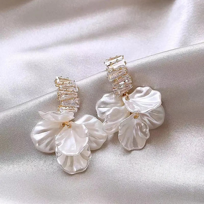 2PC gold super fairy petal tassel imitation shell earrings, fashionable temperament, light luxury, niche design, ear accessories