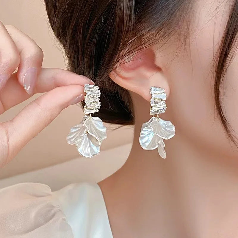 2PC gold super fairy petal tassel imitation shell earrings, fashionable temperament, light luxury, niche design, ear accessories