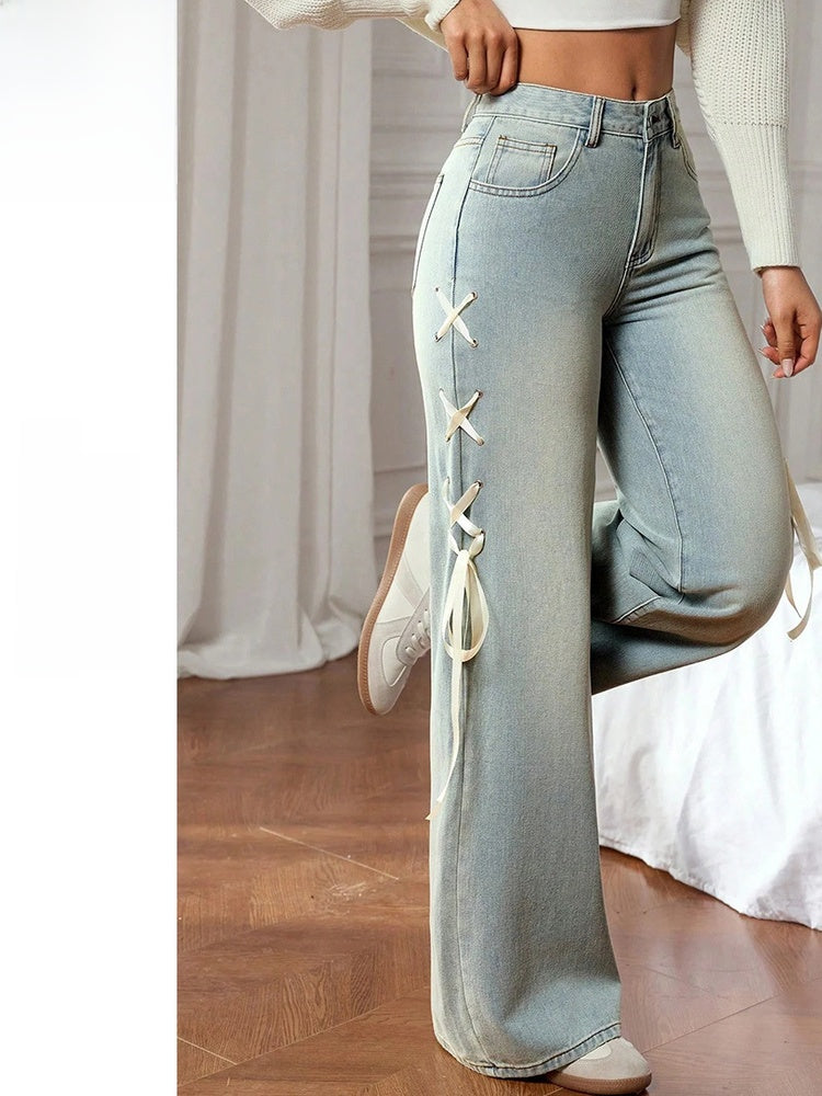 Wide-leg jeans with a ribbon at the side waist
